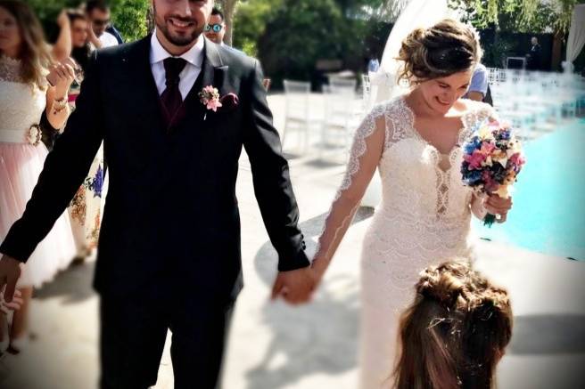 Pareja, ramo de flores de papel