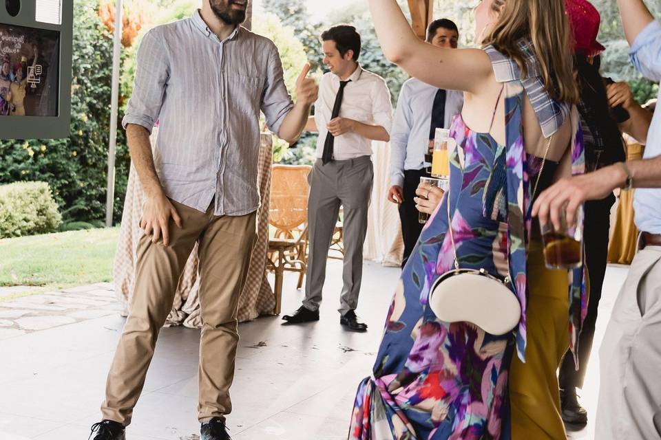 invitados_bailando_en_pista_techo_madera
