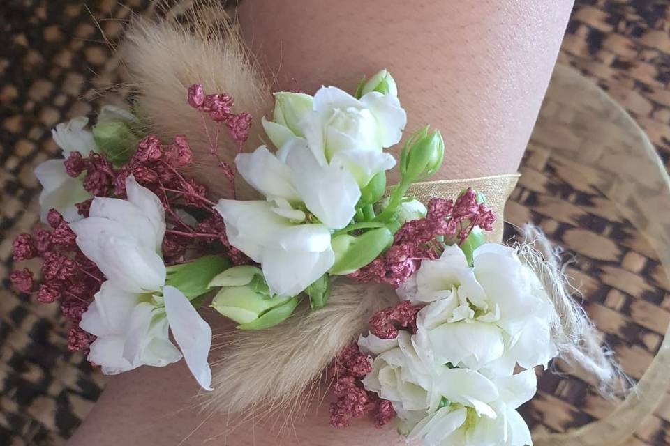 Pulsera de mano floral