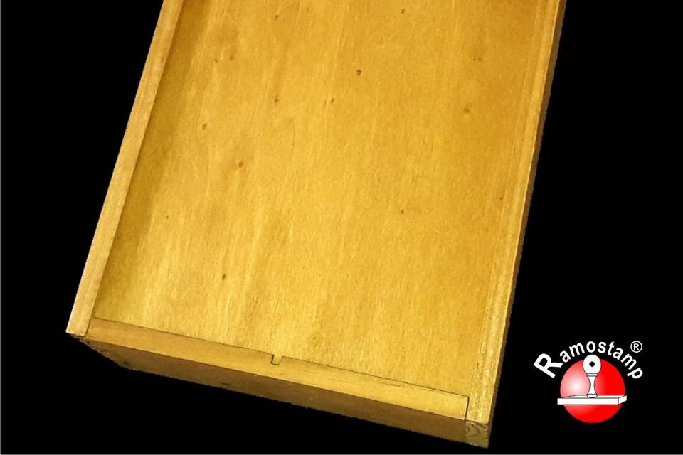Caja de madera grabada con láser