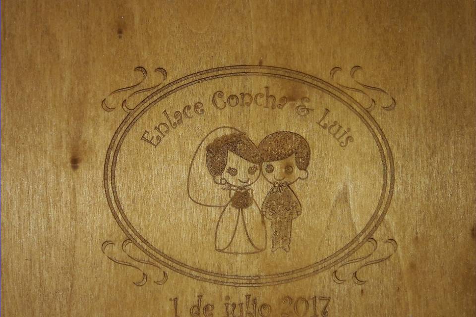 Detalle de grabado en caja de madera