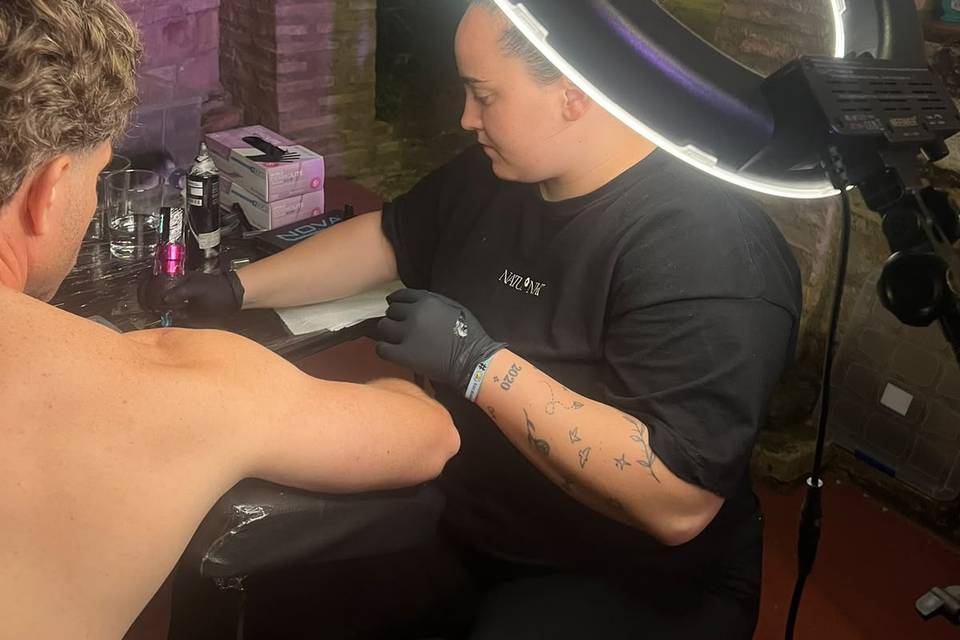 Tatuando a invitados