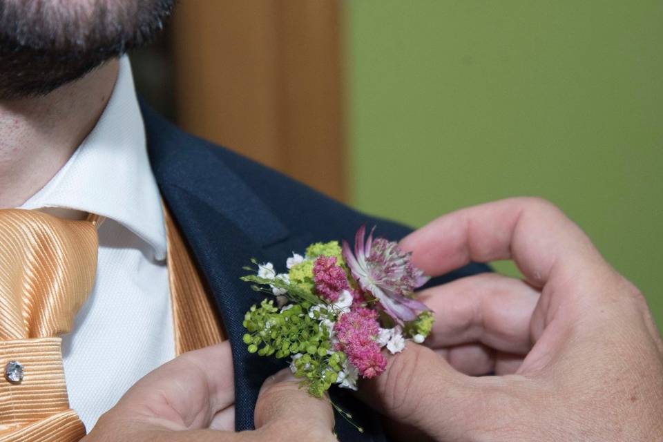 Detalle floral del novio