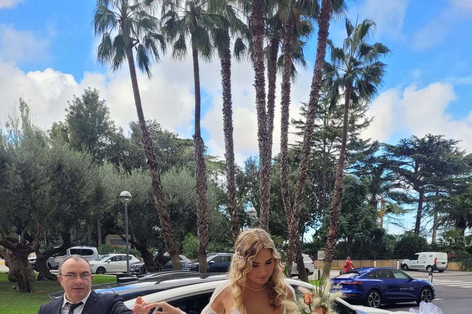 Novia saliendo del coche
