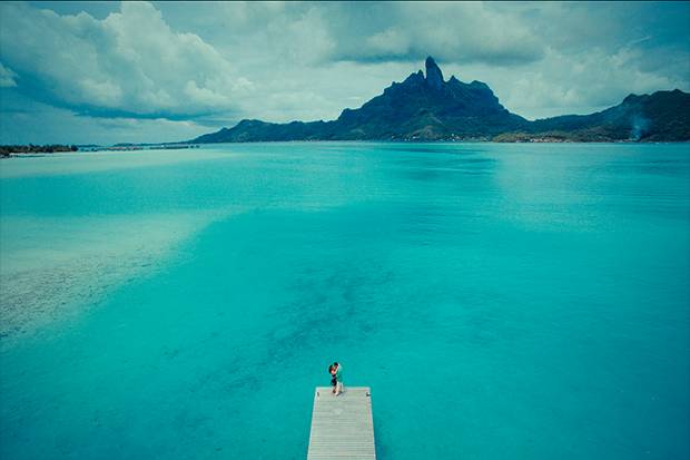 La montaña de Bora Bora detrás