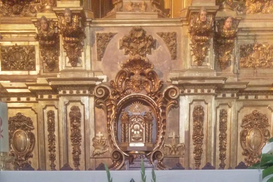 Pie del altar