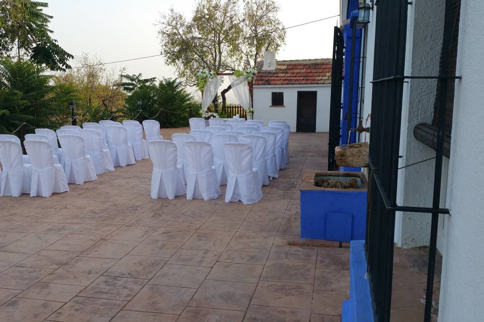 Patio acomodado como altar