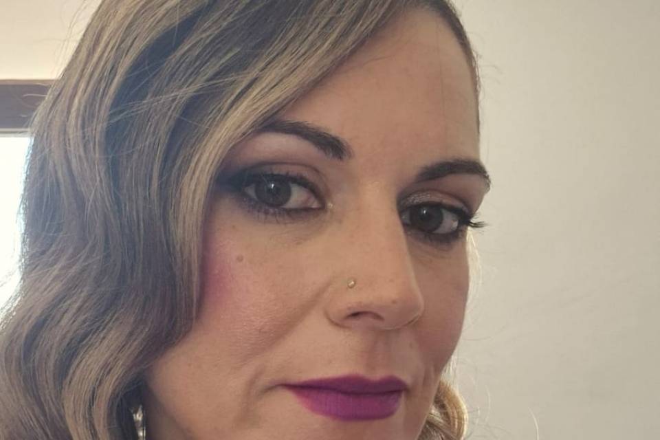 Maquillaje y peluquería invita
