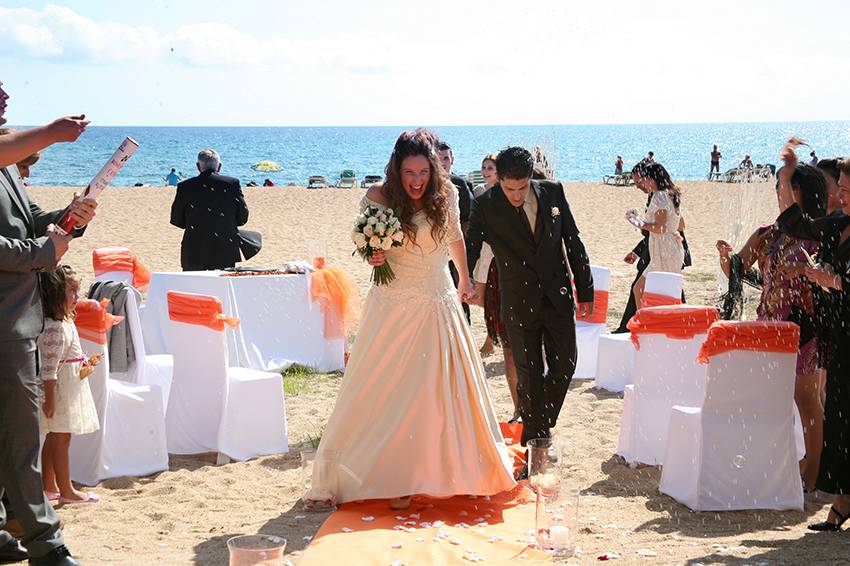 Recien casados en la playa