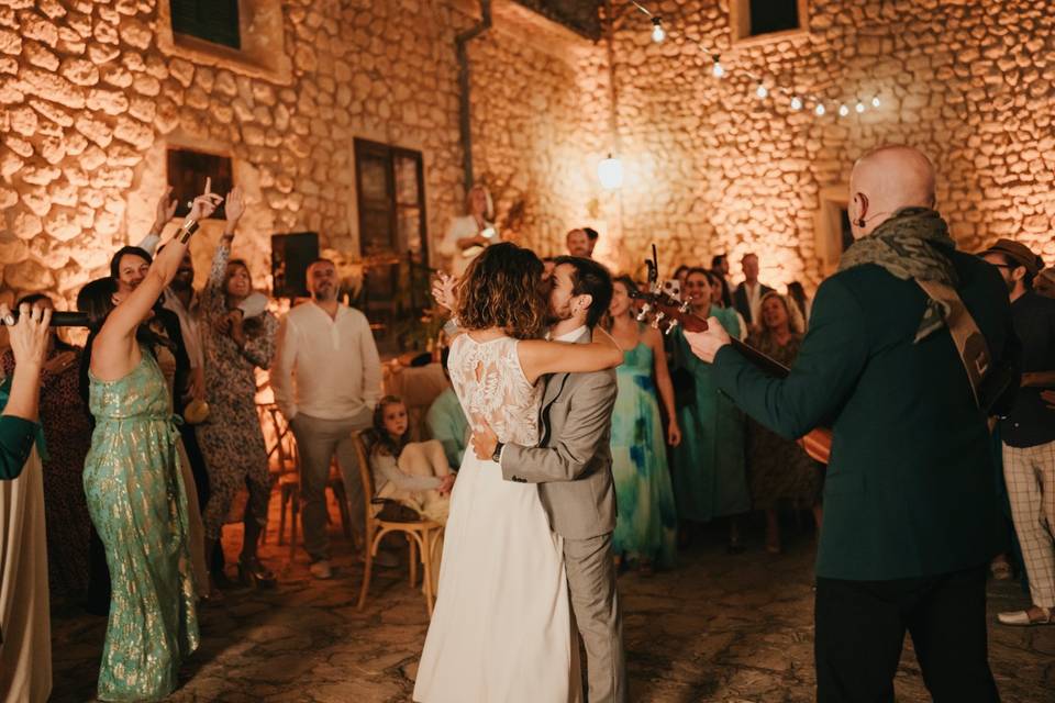 Novios bailando