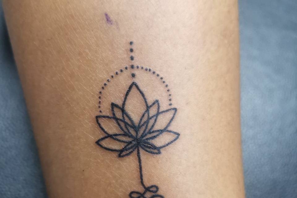Flor de loto con infinito
