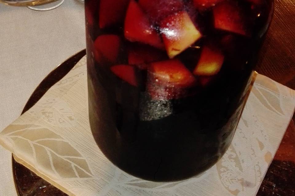 Sangría, con fruta y canela