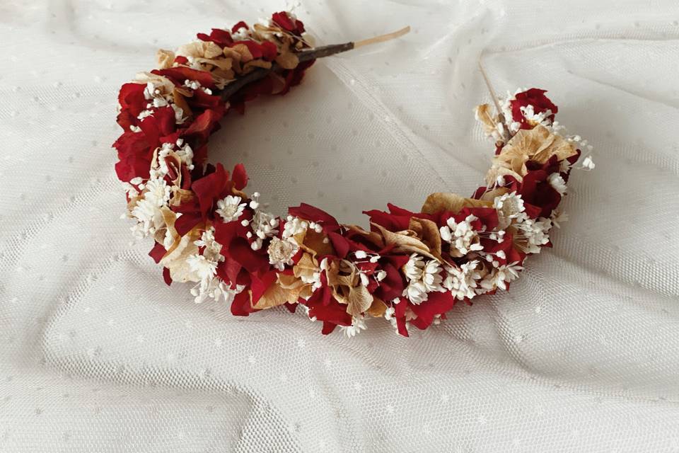 Diadema en tonos rojos y champán