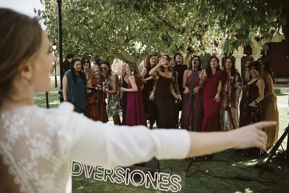 Todas cantando