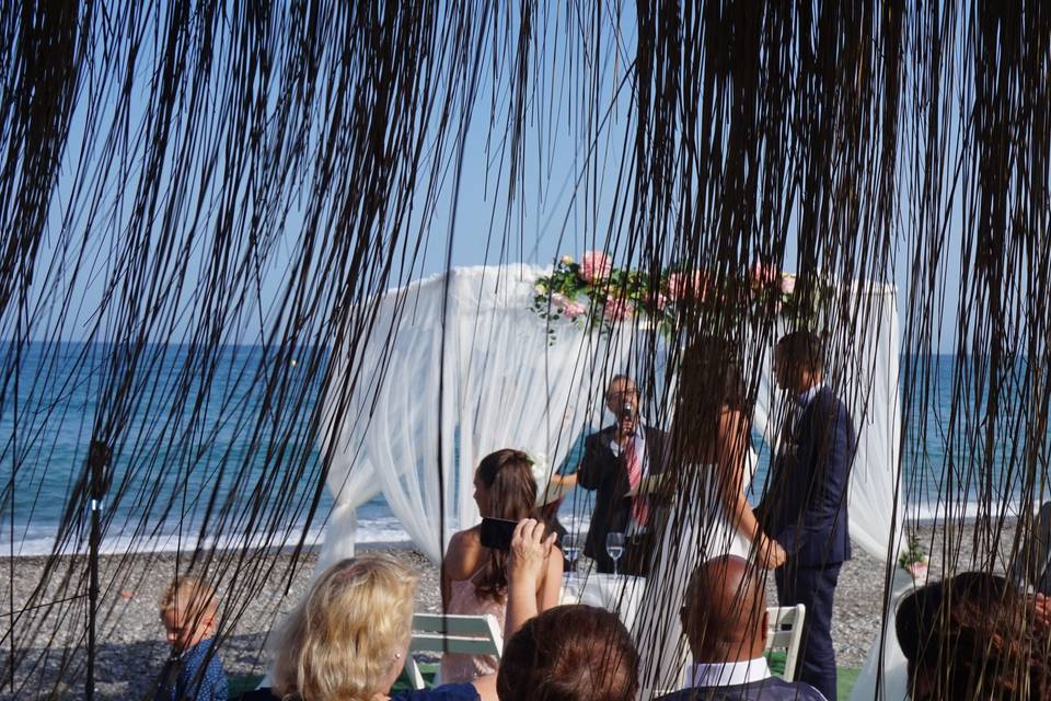 Oficiante de bodas en la playa