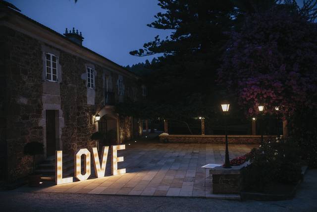 Letras de madera iluminadas formando la palabra “LOVE” - Grupo