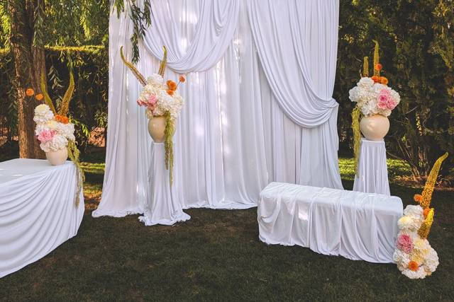 Altar con flores y telas