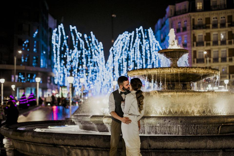 Novios noche ciudad