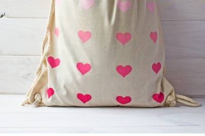 Mochila de tela con corazones