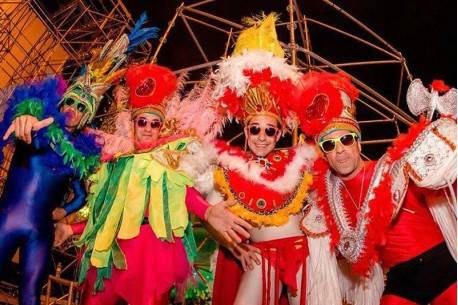 Carnavaleros en zancos