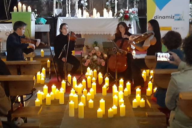 En iglesia con velas