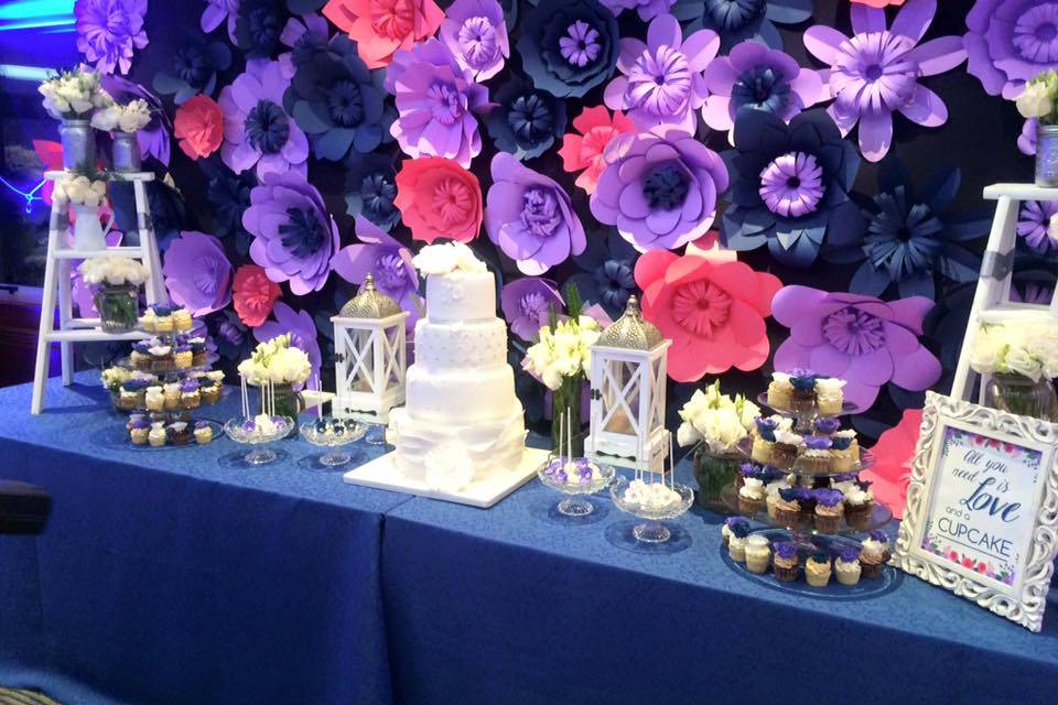 Mural de flores en la mesa de la tarta