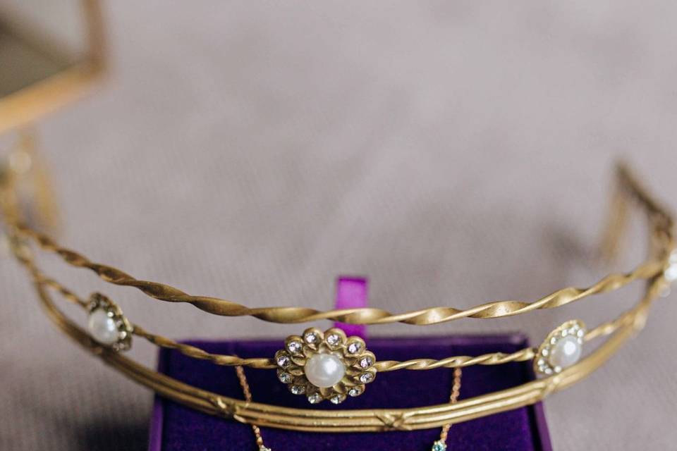 Tiara con cristal y perlas