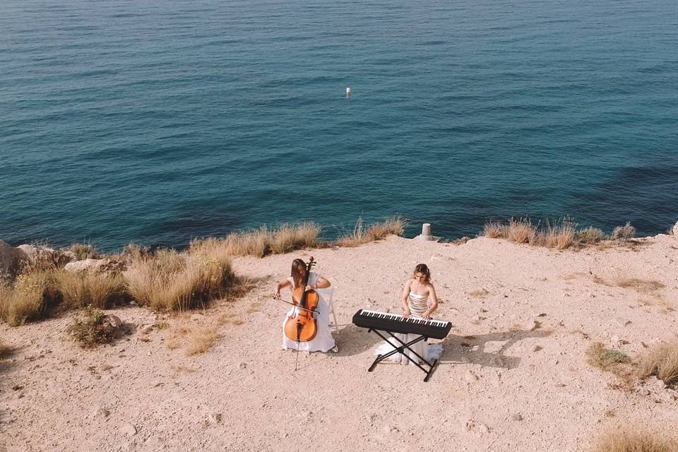 Piano de cola y almendros