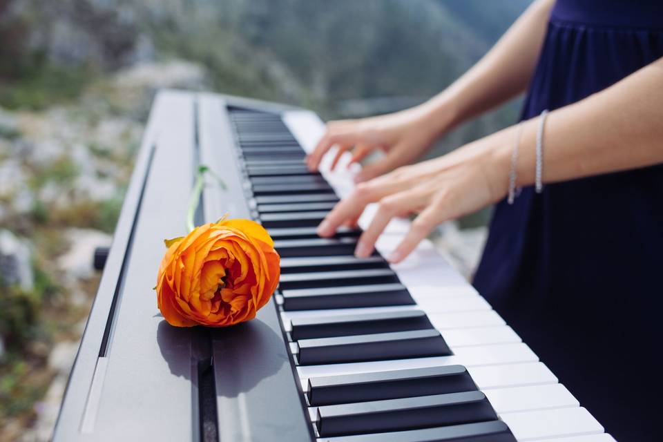 Piano y flor