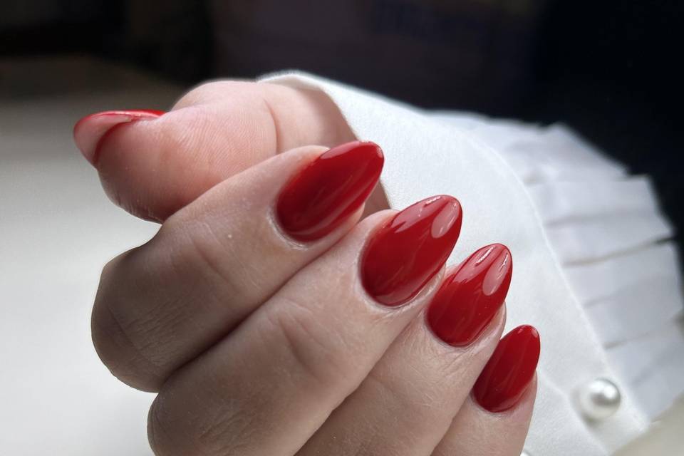 Manicura acrílica roja