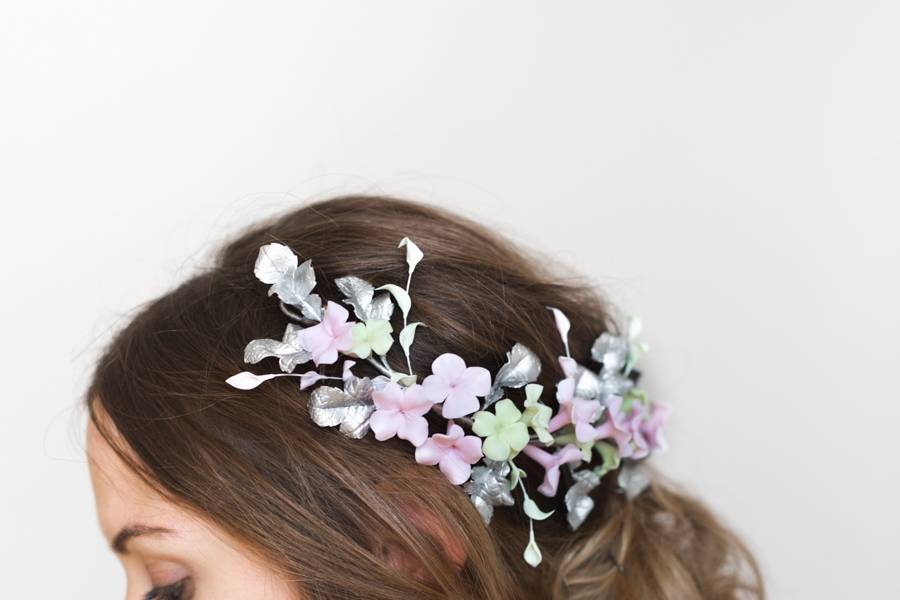 Tiara de novia con flores de porcelana