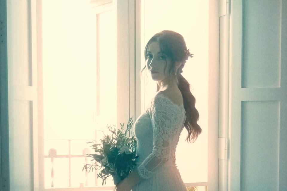 Novia en la ventana