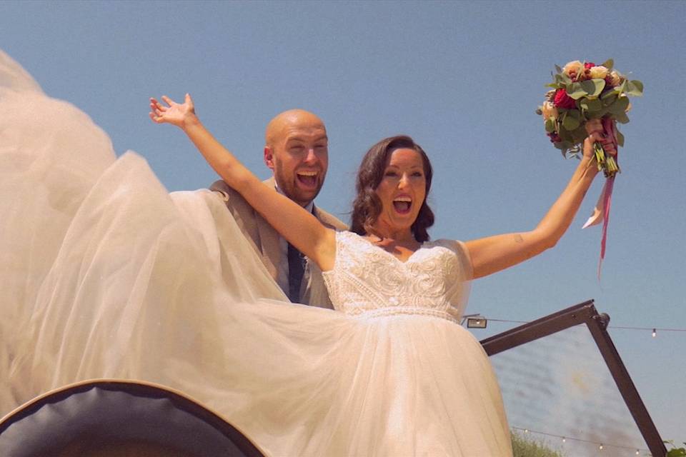Novios celebrando