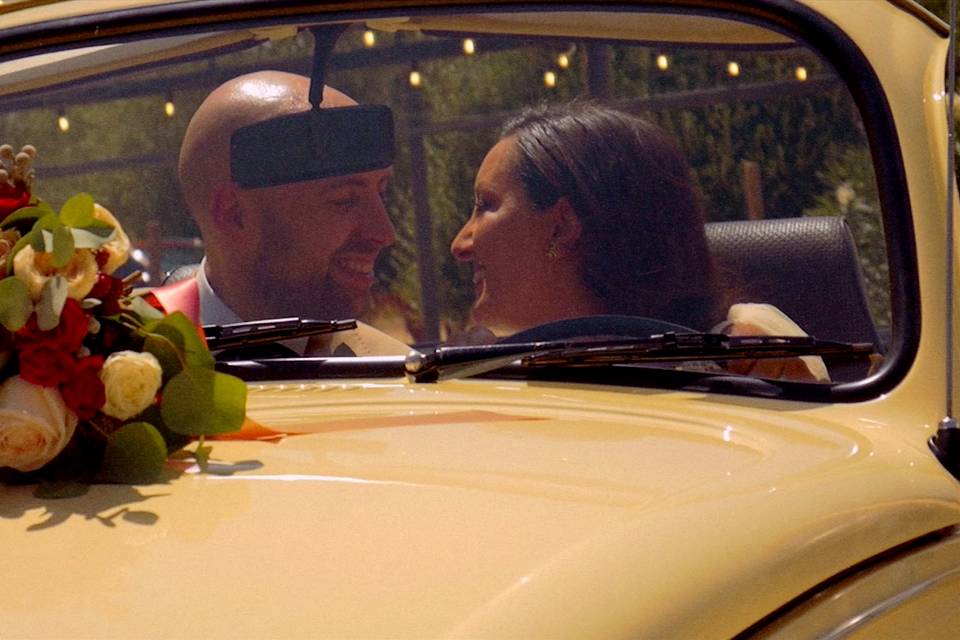 Novios en coche nupcial