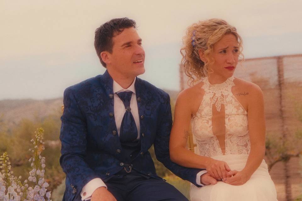 Novios escuchan un discurso