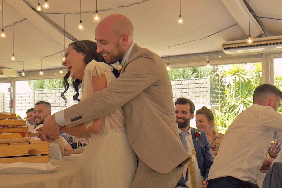 Novios cortan la tarta