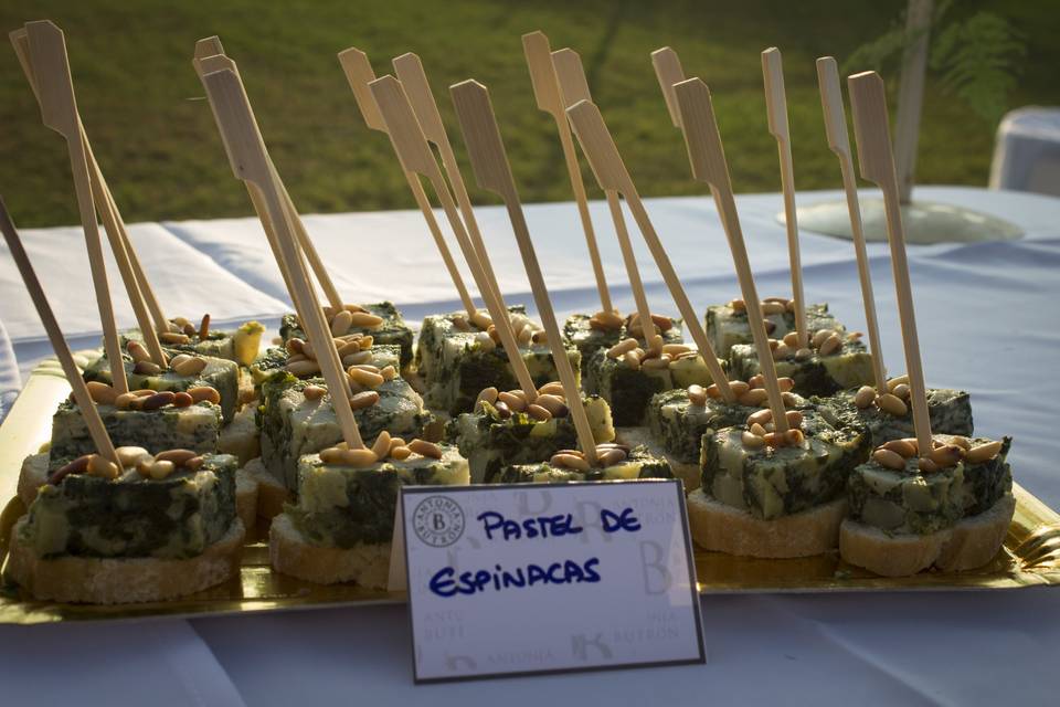 Canapés de pastel de espinacas