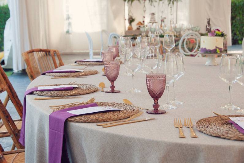 Mesa con tono morado