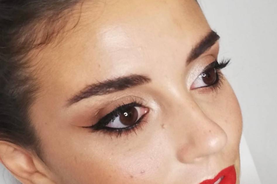 Eyeliner y labios rojos