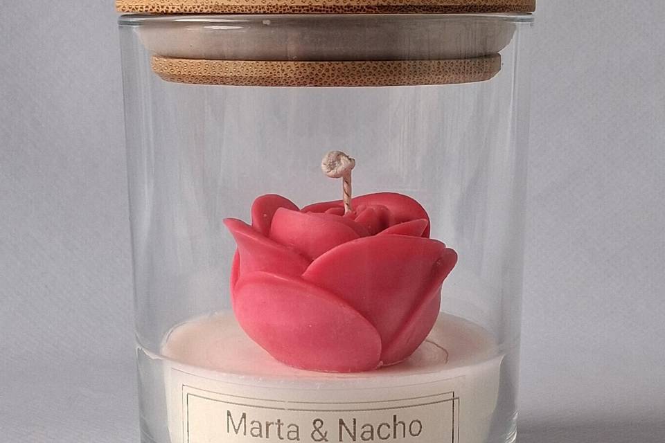 Vela en vaso con rosa