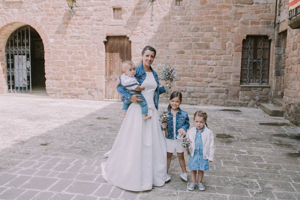 Novia con sus hijos