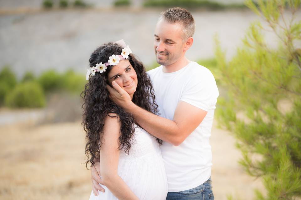 Postboda en una playa rocosa