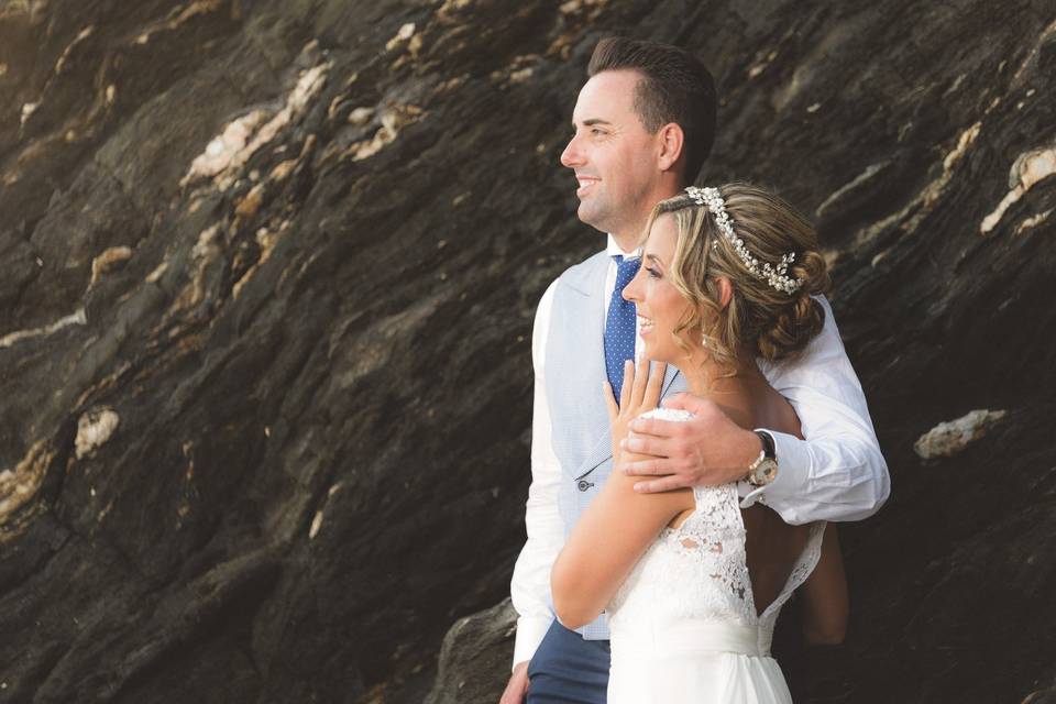 Postboda en una playa rocosa