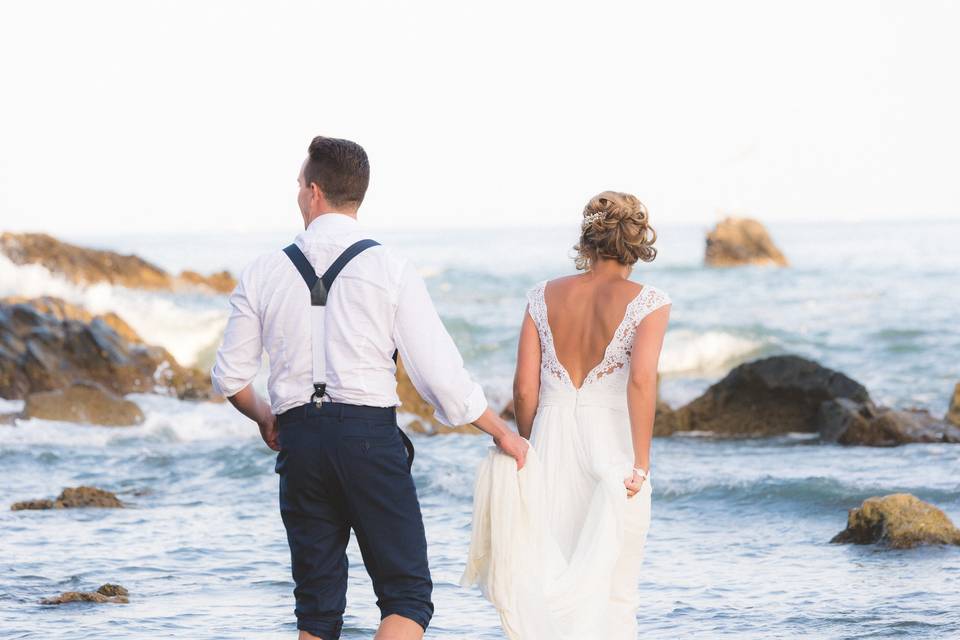 Postboda en una playa rocosa