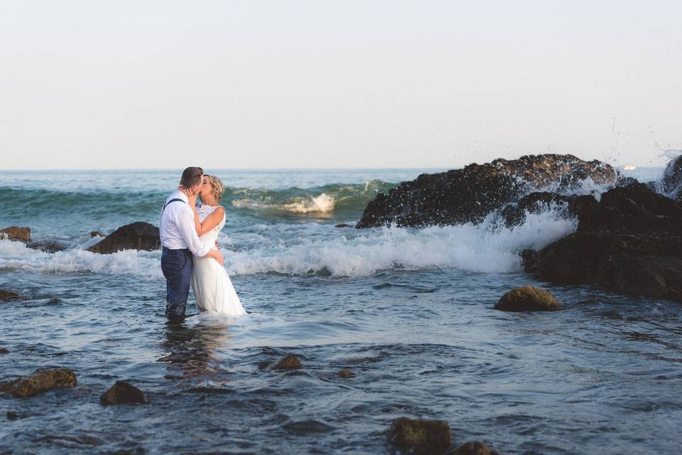 Postboda en una playa rocosa