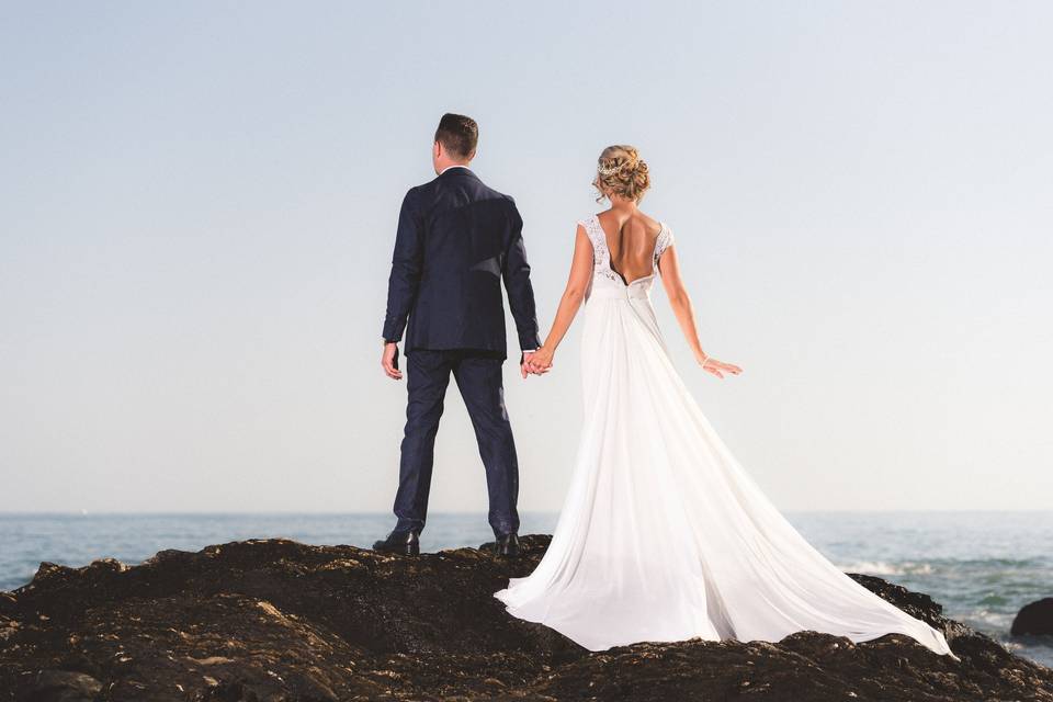 Postboda en una playa rocosa