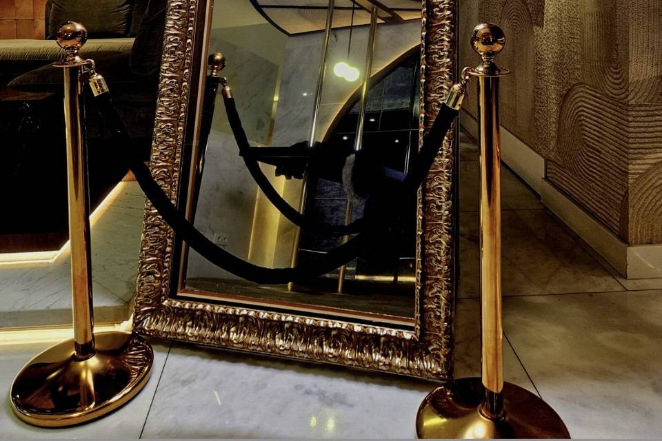 Magic Mirror Hotel Me