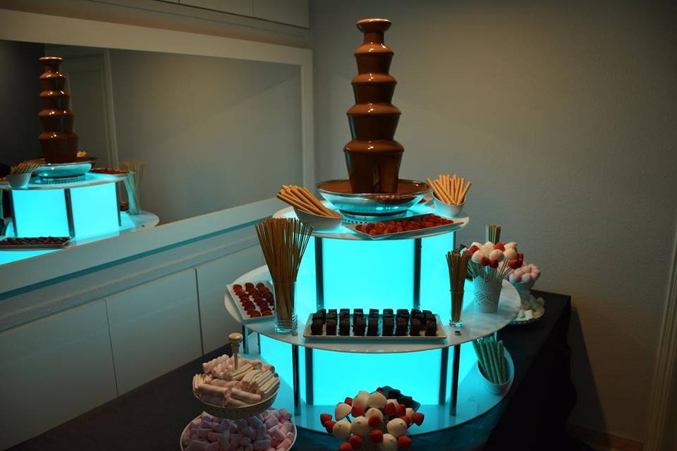 Fuente de chocolate con iluminación de colores