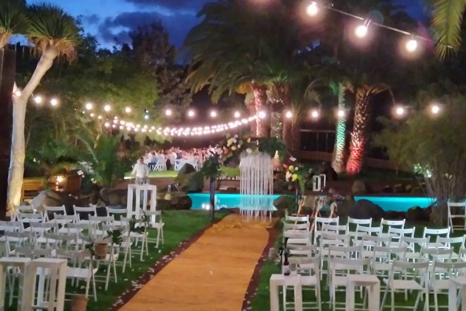 Celebración de banquete en jardín