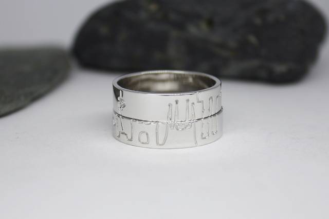Alianzas de oro con grabado skyline
